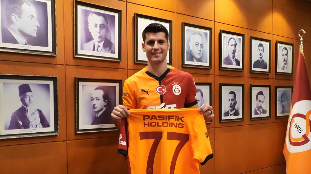 Álvaro Morata en la presentación con el Galatasaray (@GalatasaraySK)