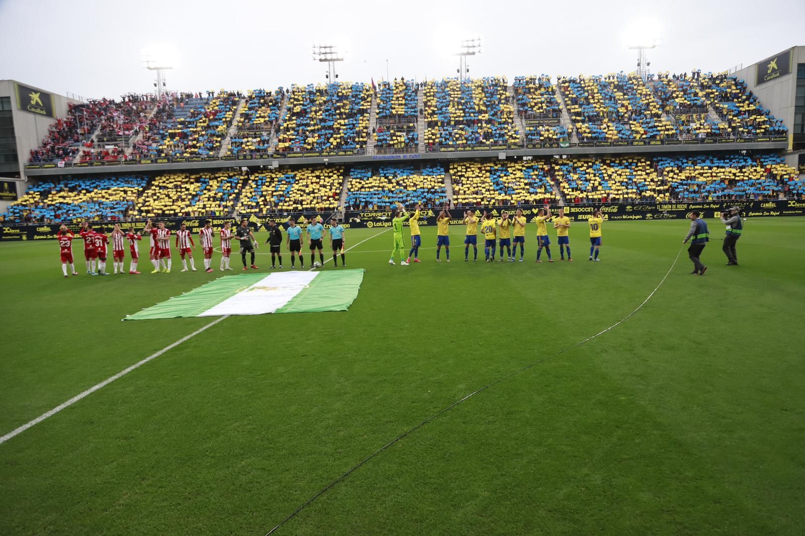 Mosaico de la afición del Cádiz CF antes del partido ante la UD Almería.