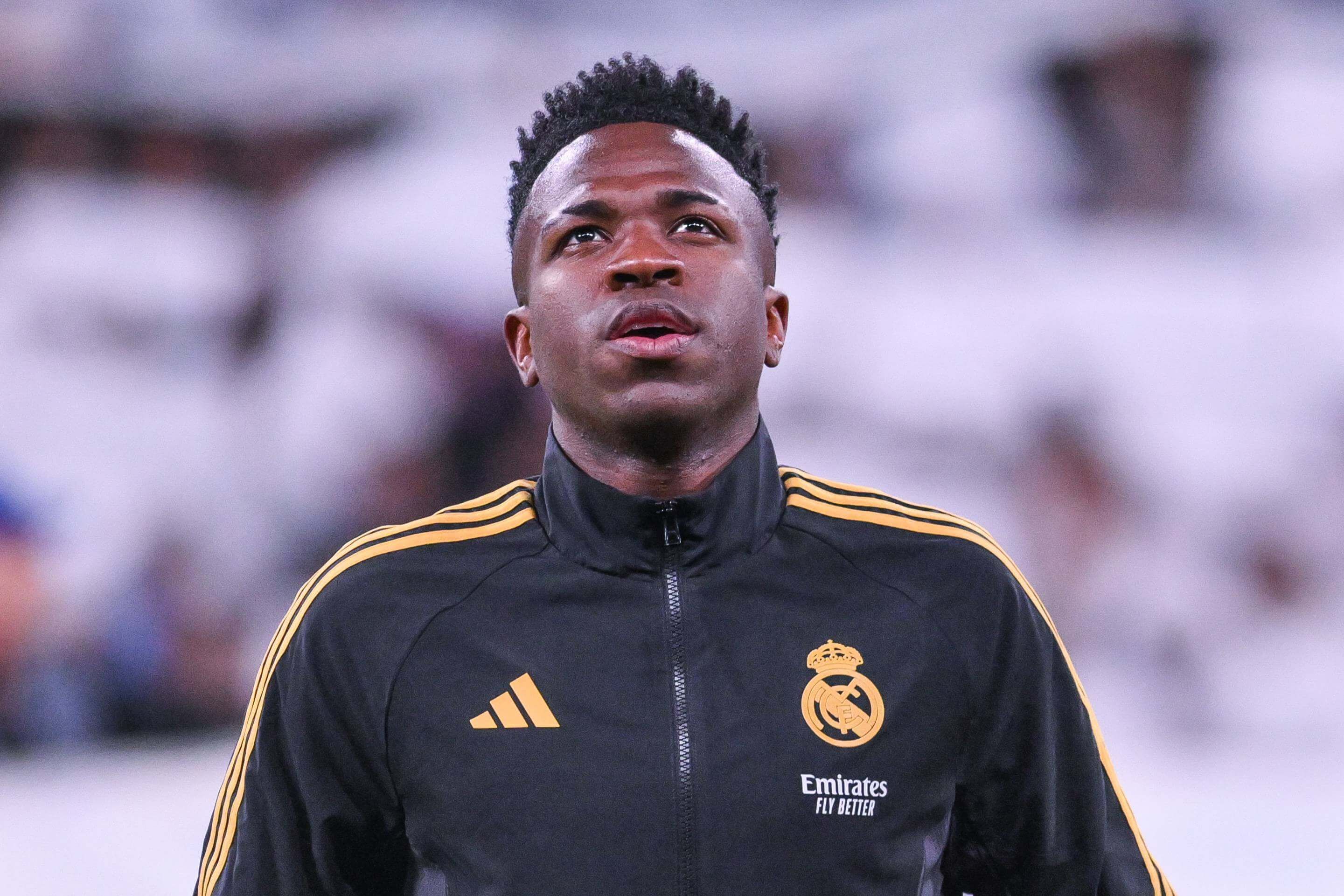 Vinicius calentando antes del Real Madrid-City.