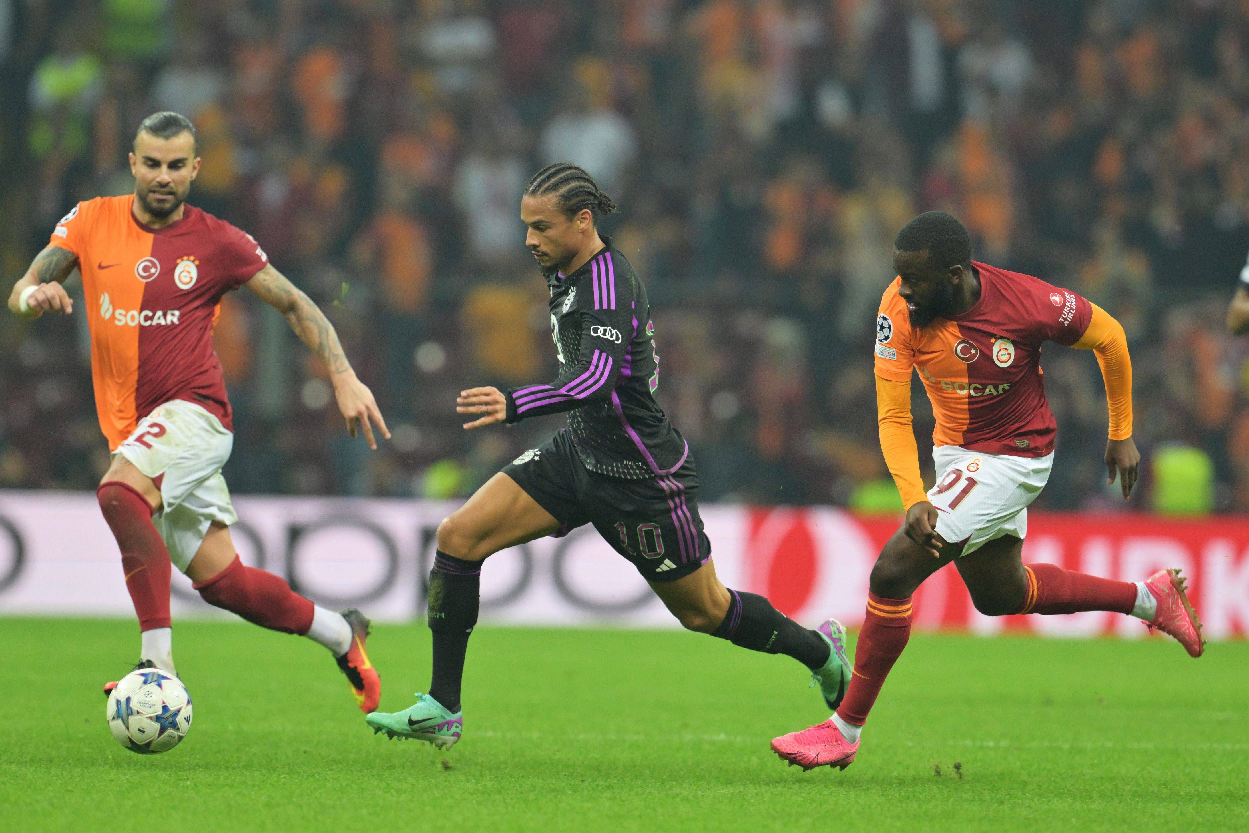 Ndombele persiguiendo a Sané en el Allianz Arena