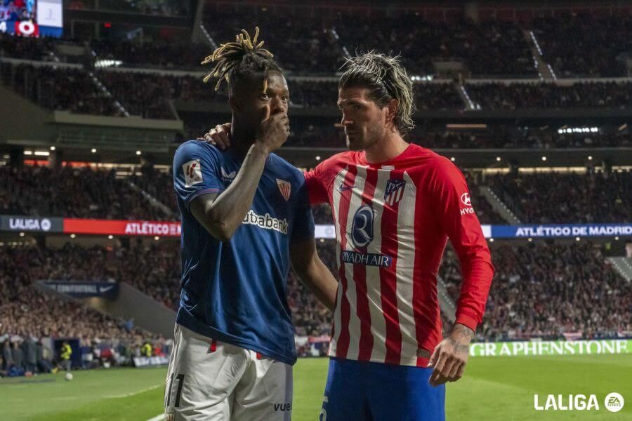 Nico Williams conversa con Rodrigo De Paul tras recibir insultos racistas en el estadio Metropolitano.