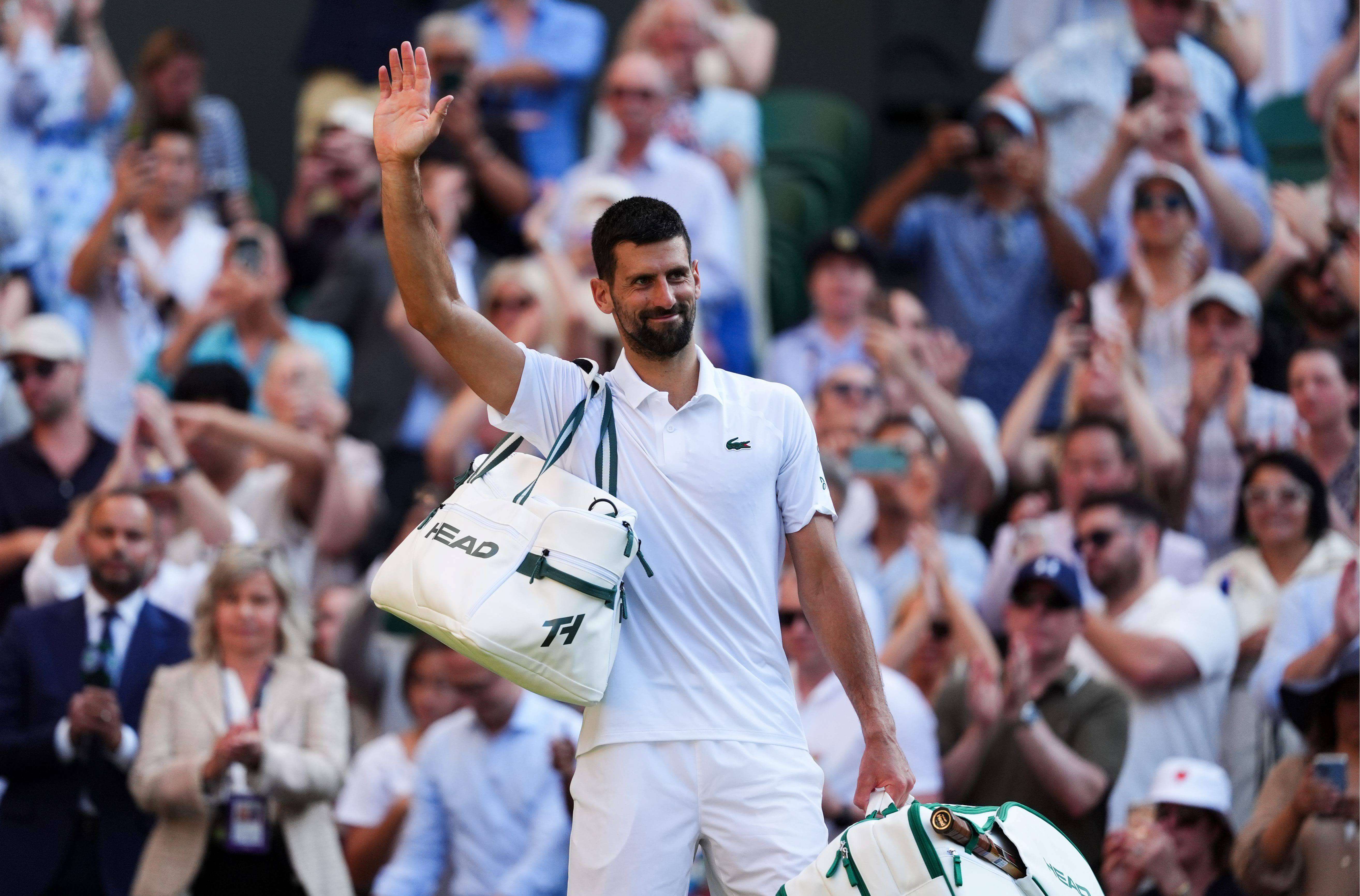 Novak Djokovic saluda a la grada tras su derrota en Wimbledon ante Sinner.