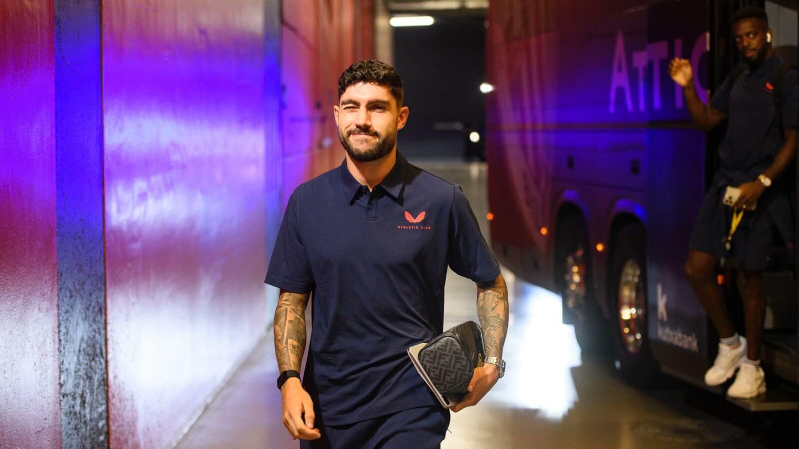 Unai Núñez llega para jugar ante el Atlético en San Mamés.