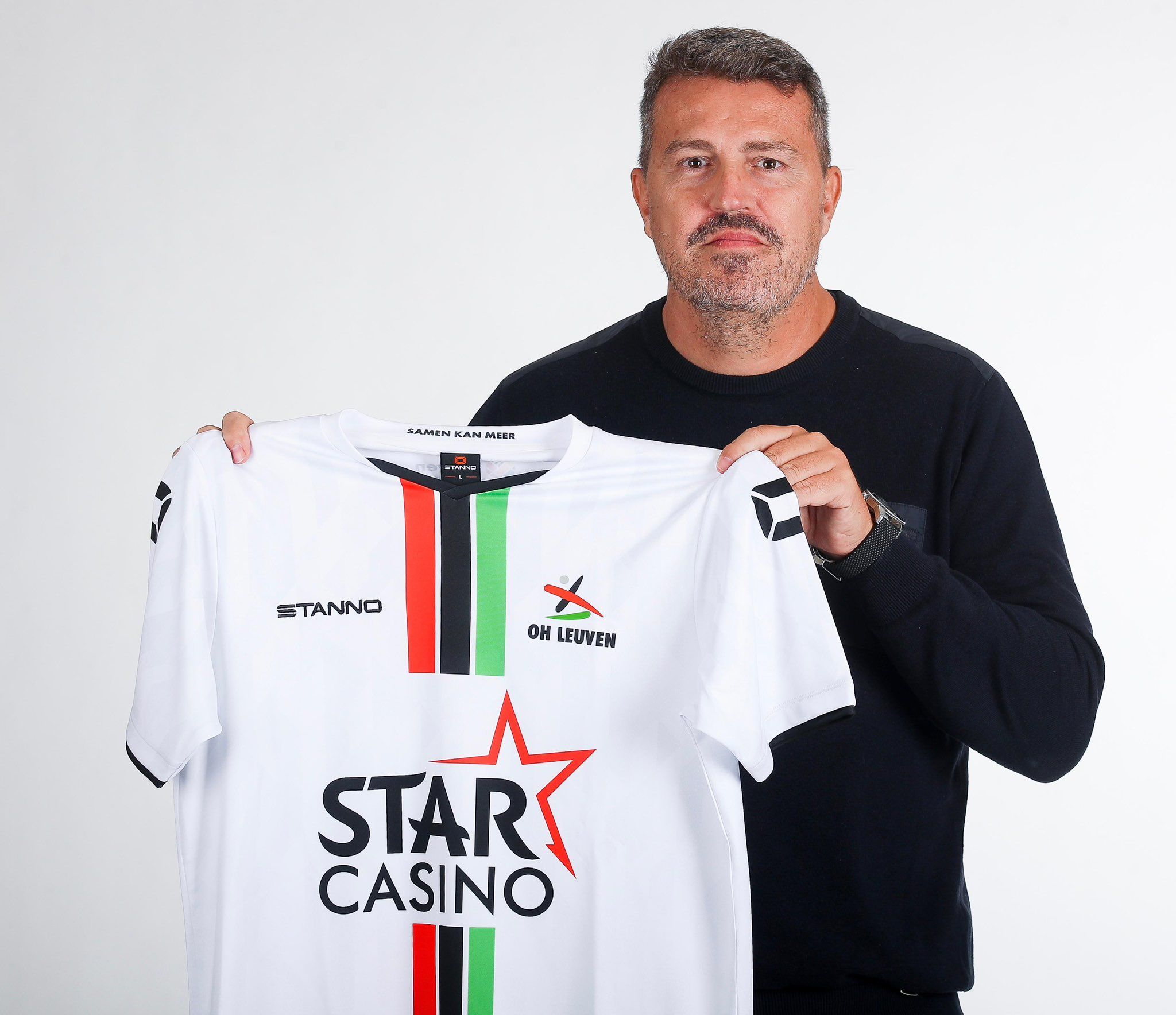  Óscar García Junyent, presentado con el OH Leuven.