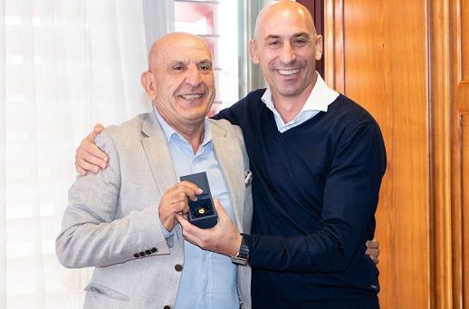  Pablo Burillo junto a Luis Rubiales. (FFCM)