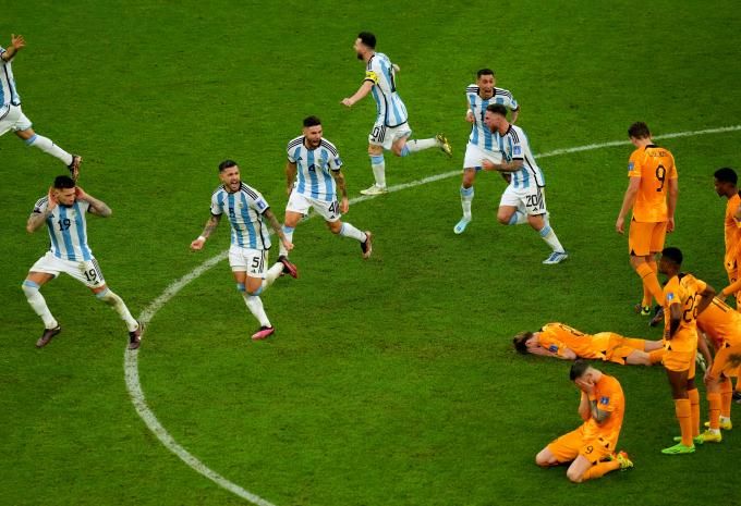  Celebración de los jugadores de Argentina en la cara de los de Países Bajos.