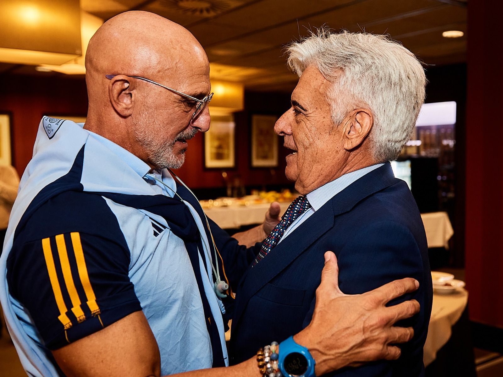  Pedro Rocha saluda a Luis de la Fuente en la concentración de la selección.