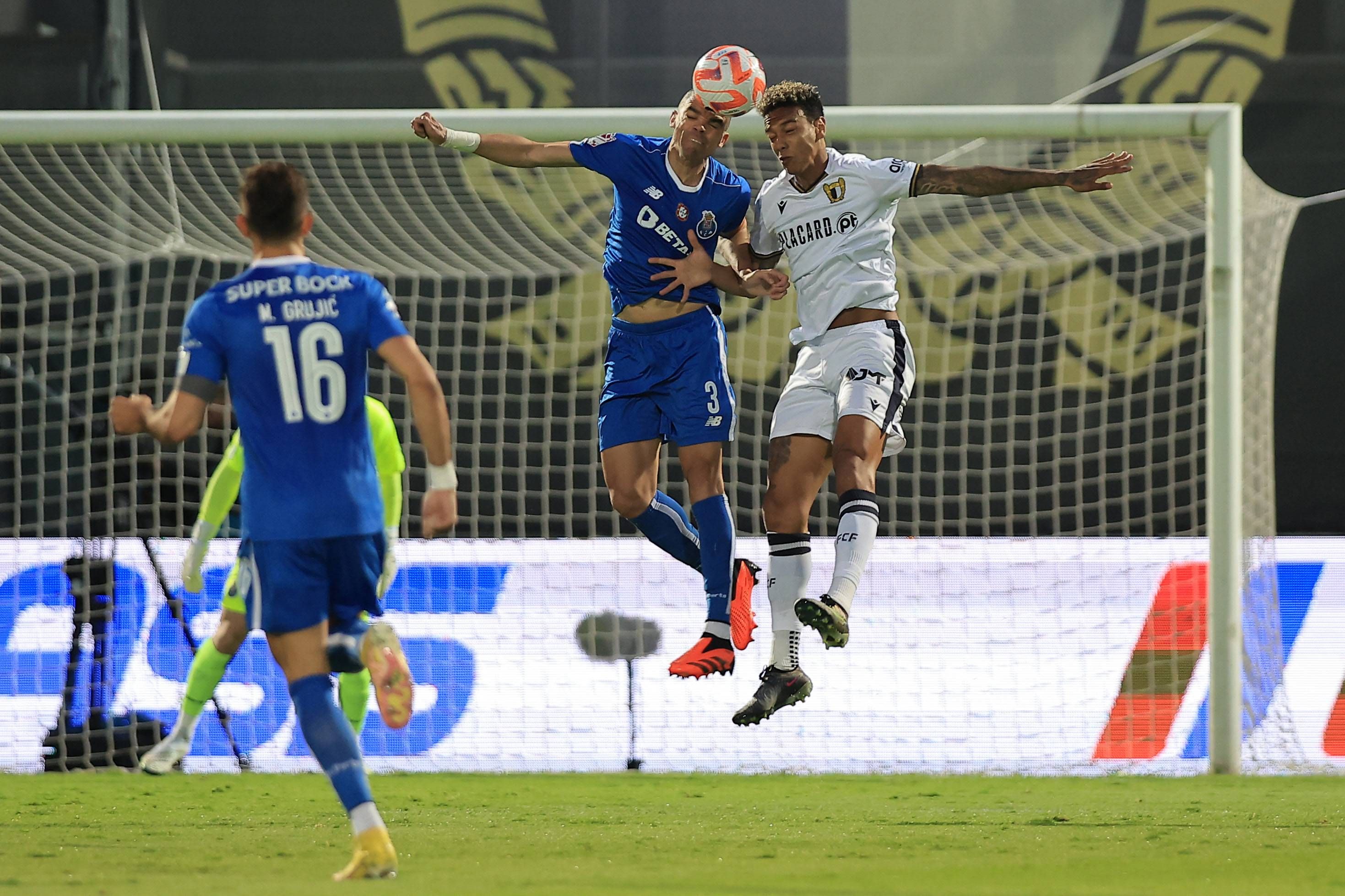  Pepe disputa un balón frente al Famaliçao