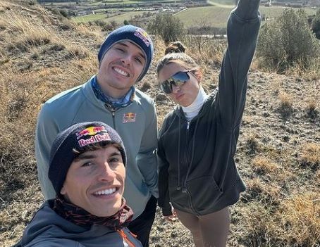 Gemma Pinto, Álex y Marc Márquez, disfrutando de sus vacaciones.