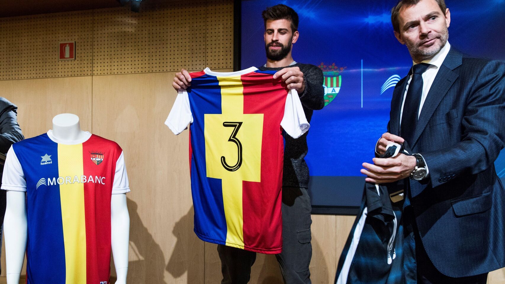 Piqué observando la camiseta del Andorra.