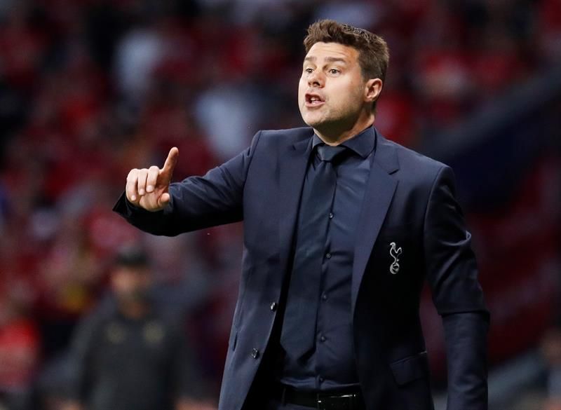 Pochettino da instrucciones a sus jugadores durante la final.