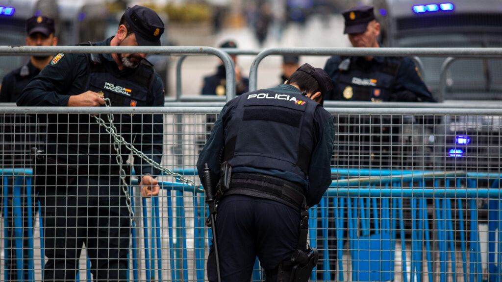  La Policía Nacional a las afueras del Congreso de los Diputados (Fuente: Cordon Press)