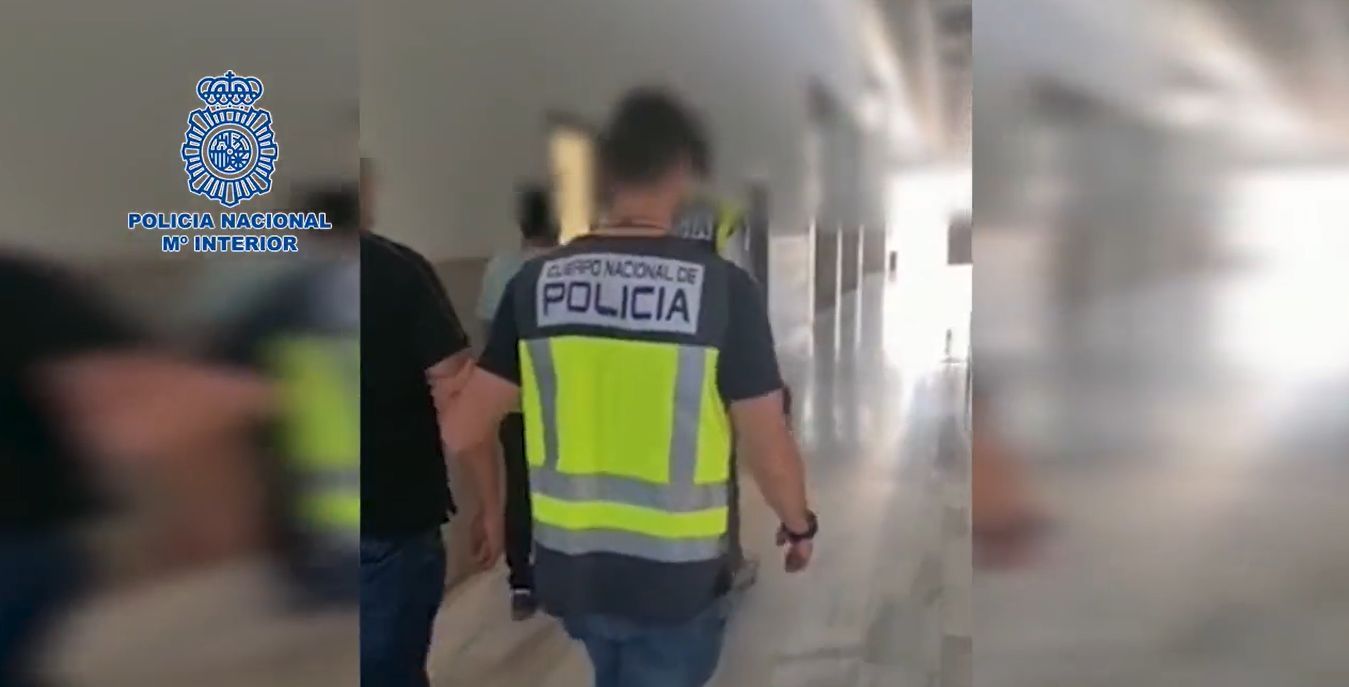  La Policia Nacional deteniendo a unos presuntos estafadores.