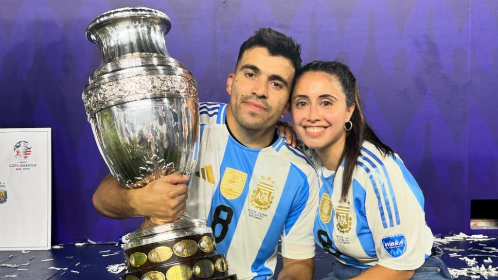  Marcos Acuña, junto a su pareja Julia Silva.