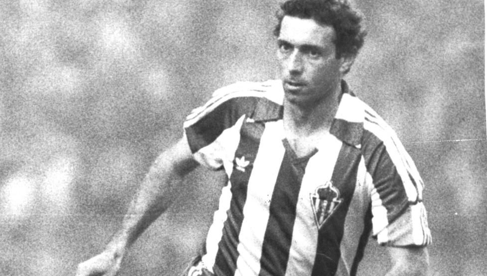  Quini, durante un partido con el Sporting.