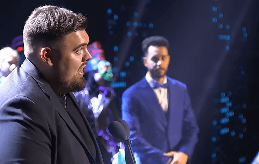 Quique, el doble de Ibai Llanos, durante el discurso de los Premios Esland (Captura del canal de Ibai en Youtube).