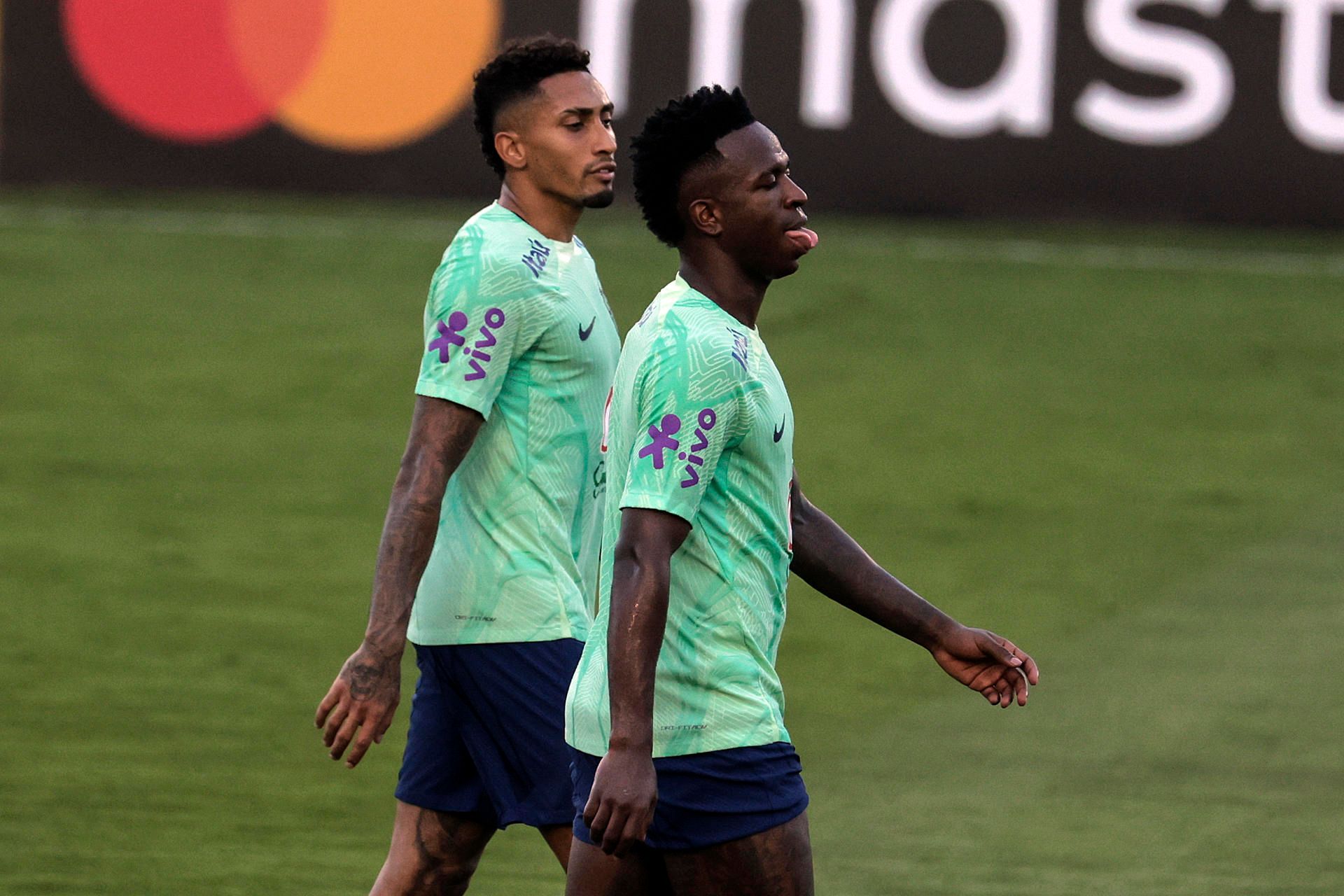 Raphinha y Vinicius, en un entrenamiento de Brasil (FOTO: EFE).
