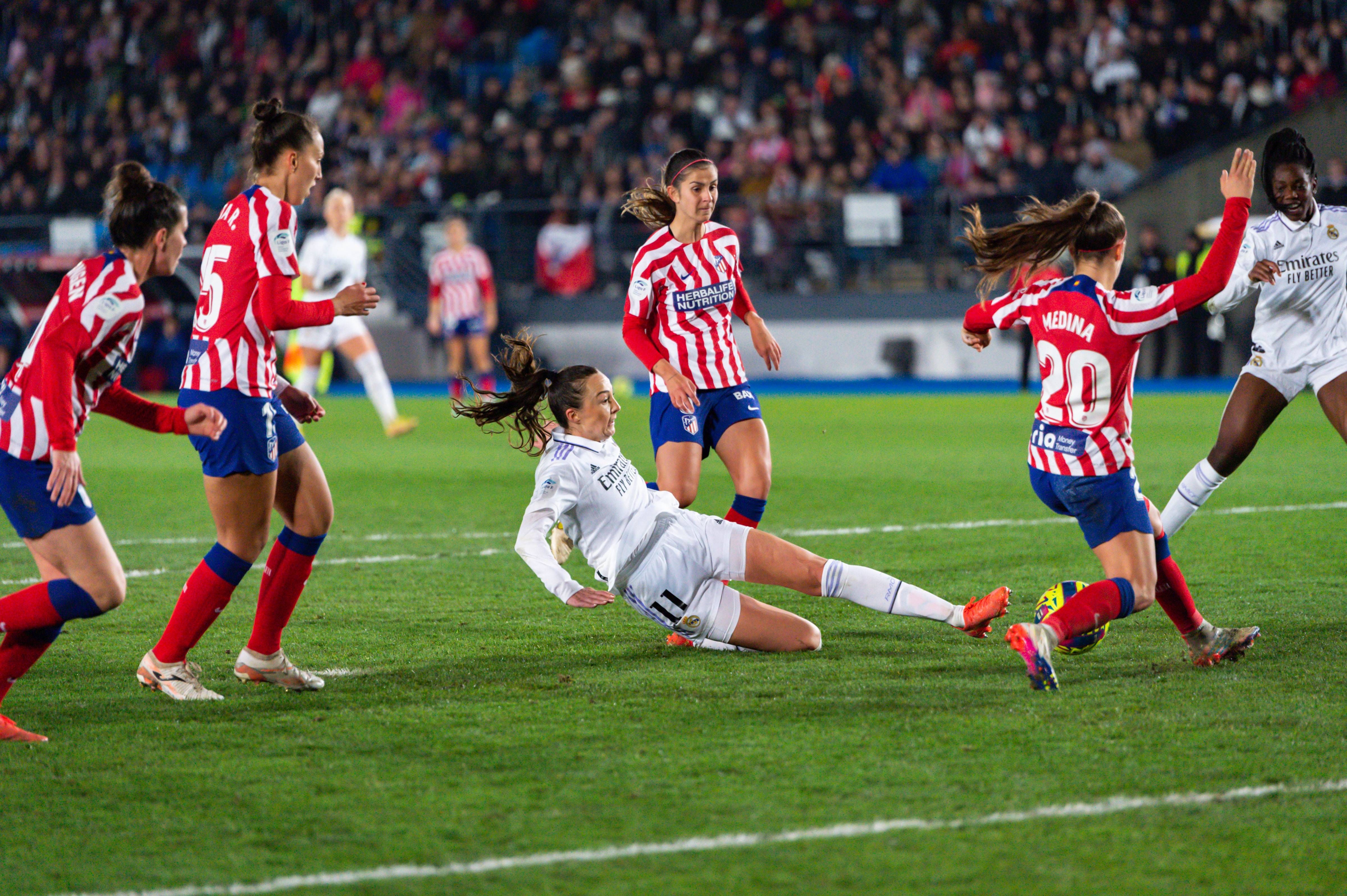  Real Madrid y Atlético de Madrid luchan por un balón