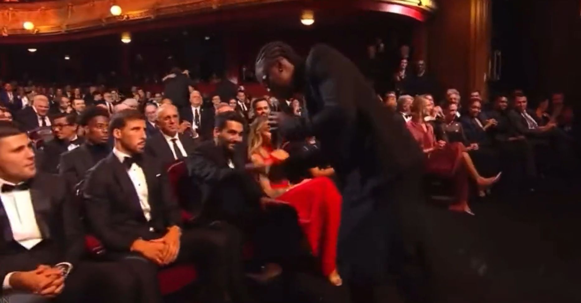  Rema saluda a Gündogan