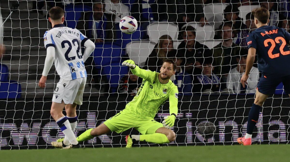  Remiro, meta de la Real Sociedad, salva el empate ante el Valencia CF