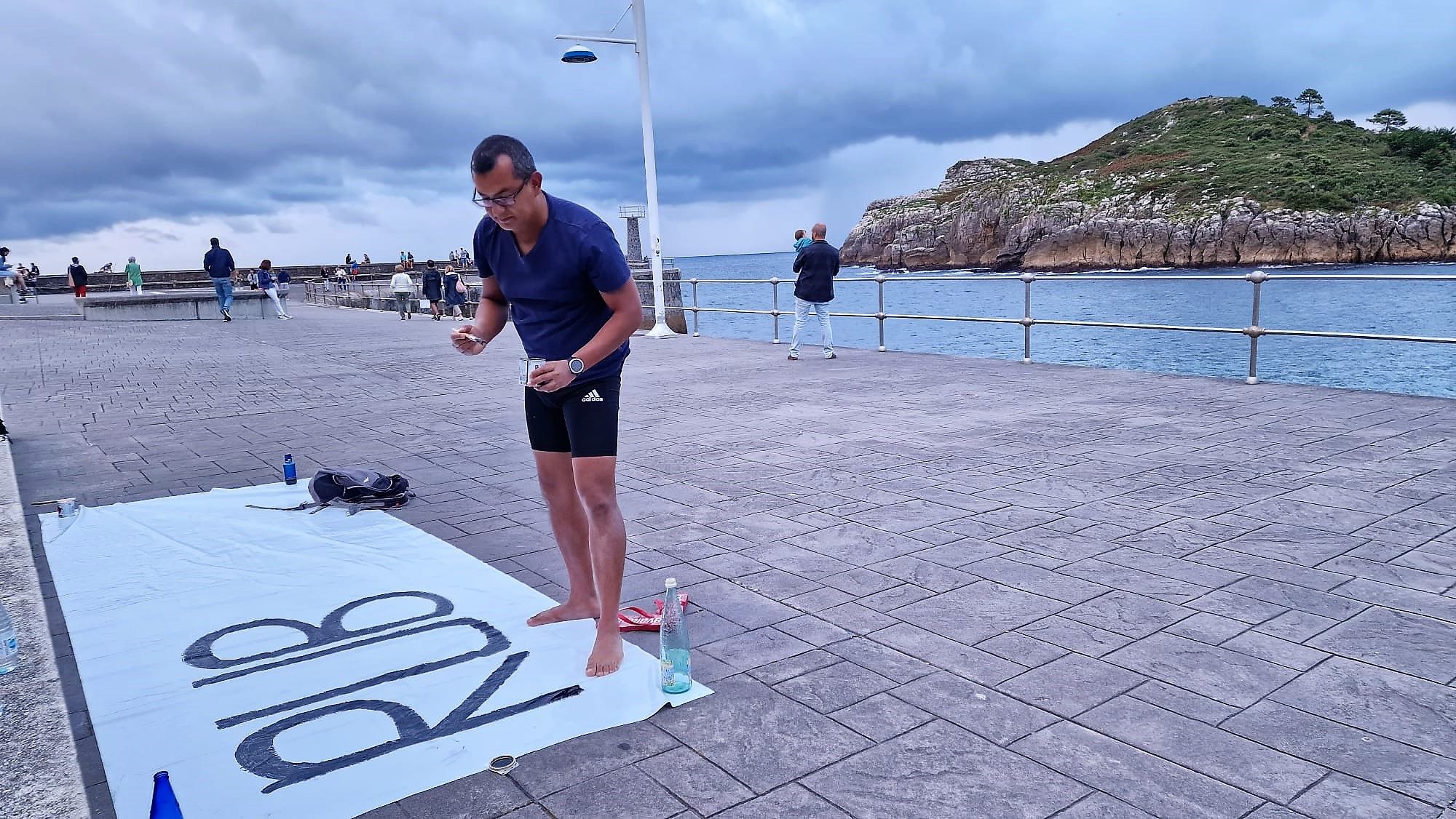 'Txabita' Atxa, en Lekeitio, prepara su pancarta personal contra Luis Rubiales.