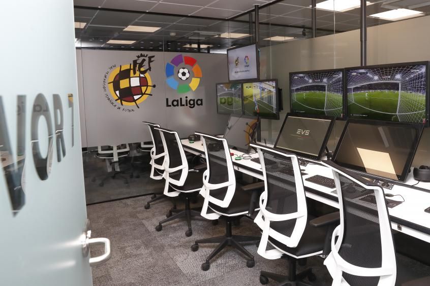 Las salas del VAR en la Federación Española de Fútbol.