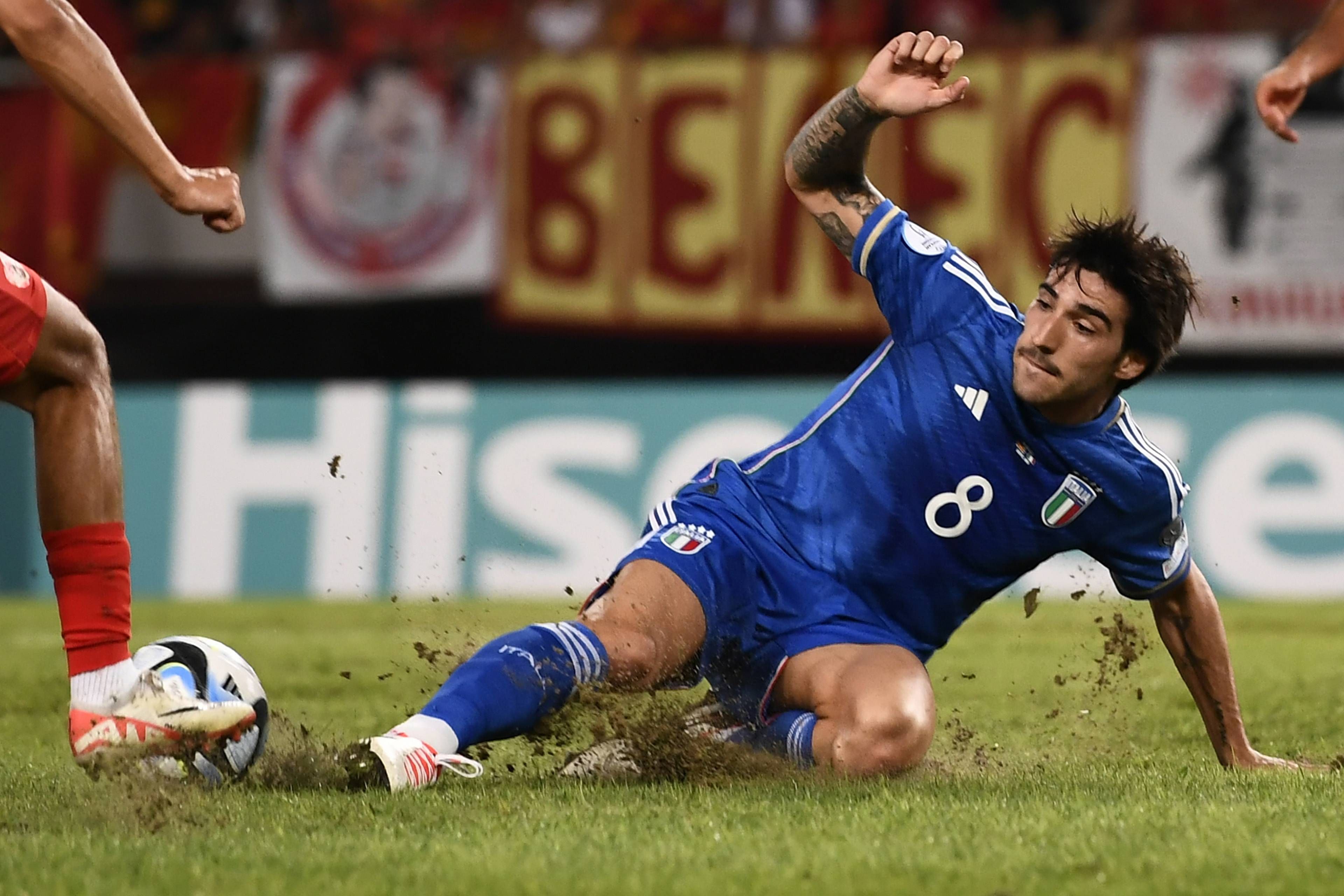 Sandro Tonali en un partido con Italia.
