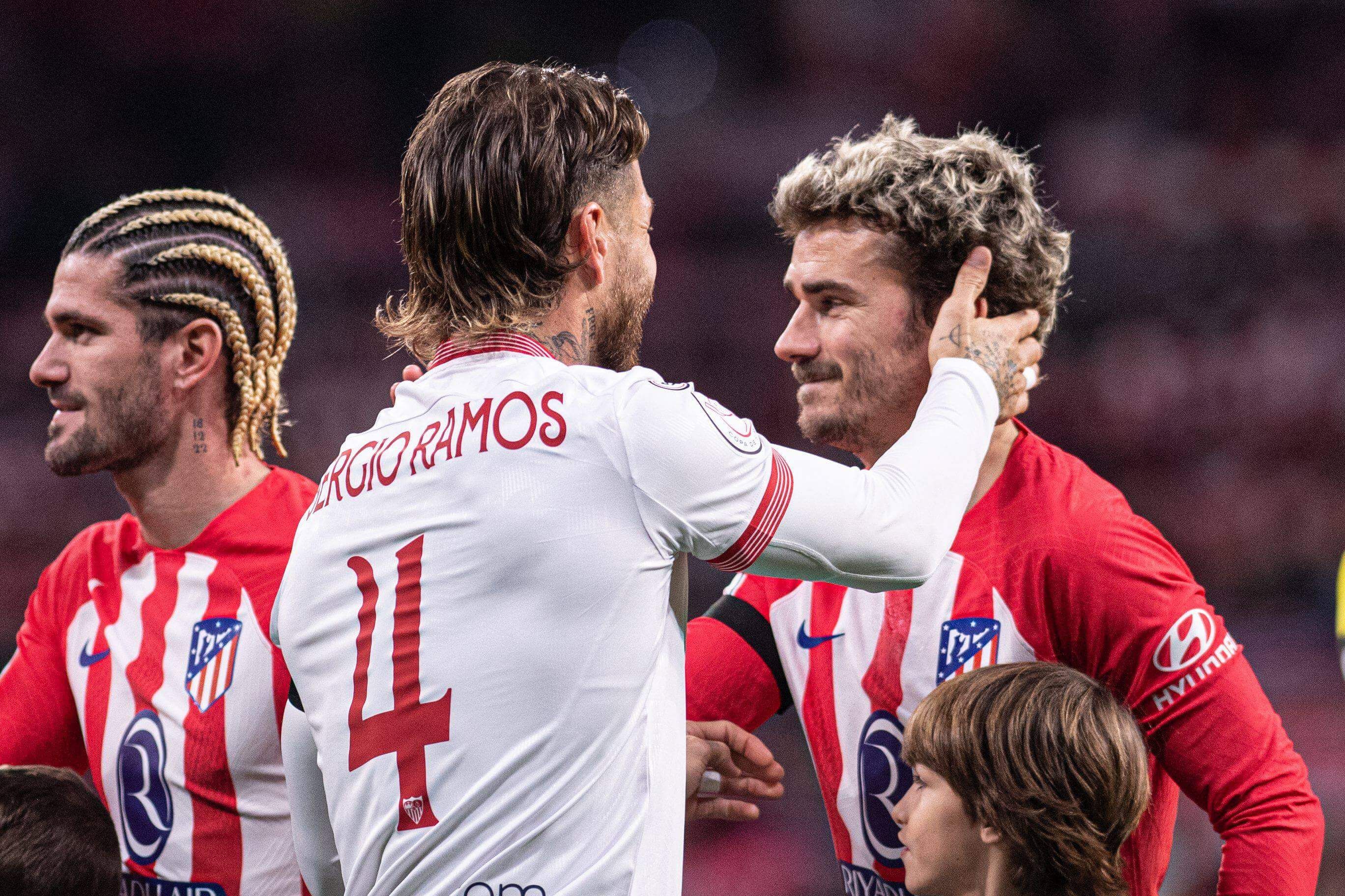 Sergio Ramos junto a Griezmann y Rodrigo De Paul en el Atlético de Madrid - Sevilla.