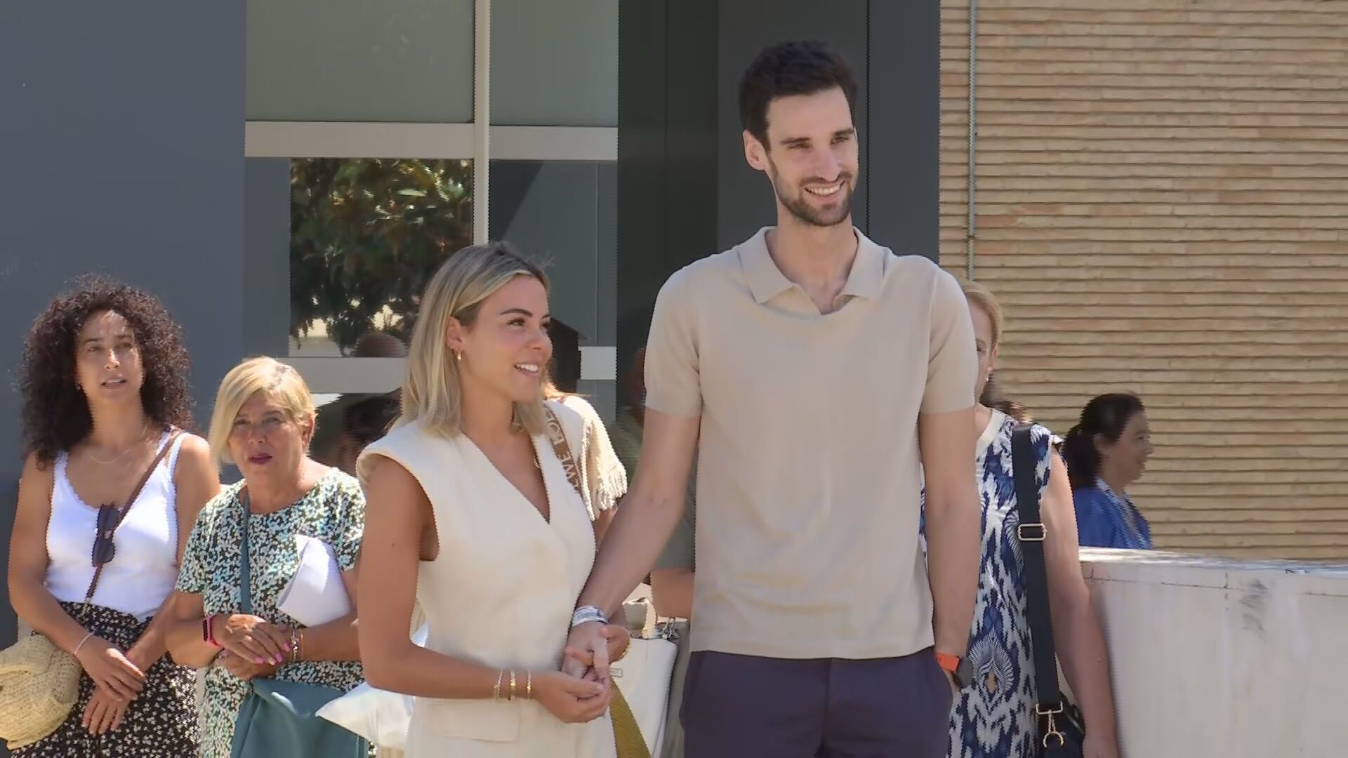 Sergio Rico y Alba Silva saliendo del hospital Virgen del Rocío