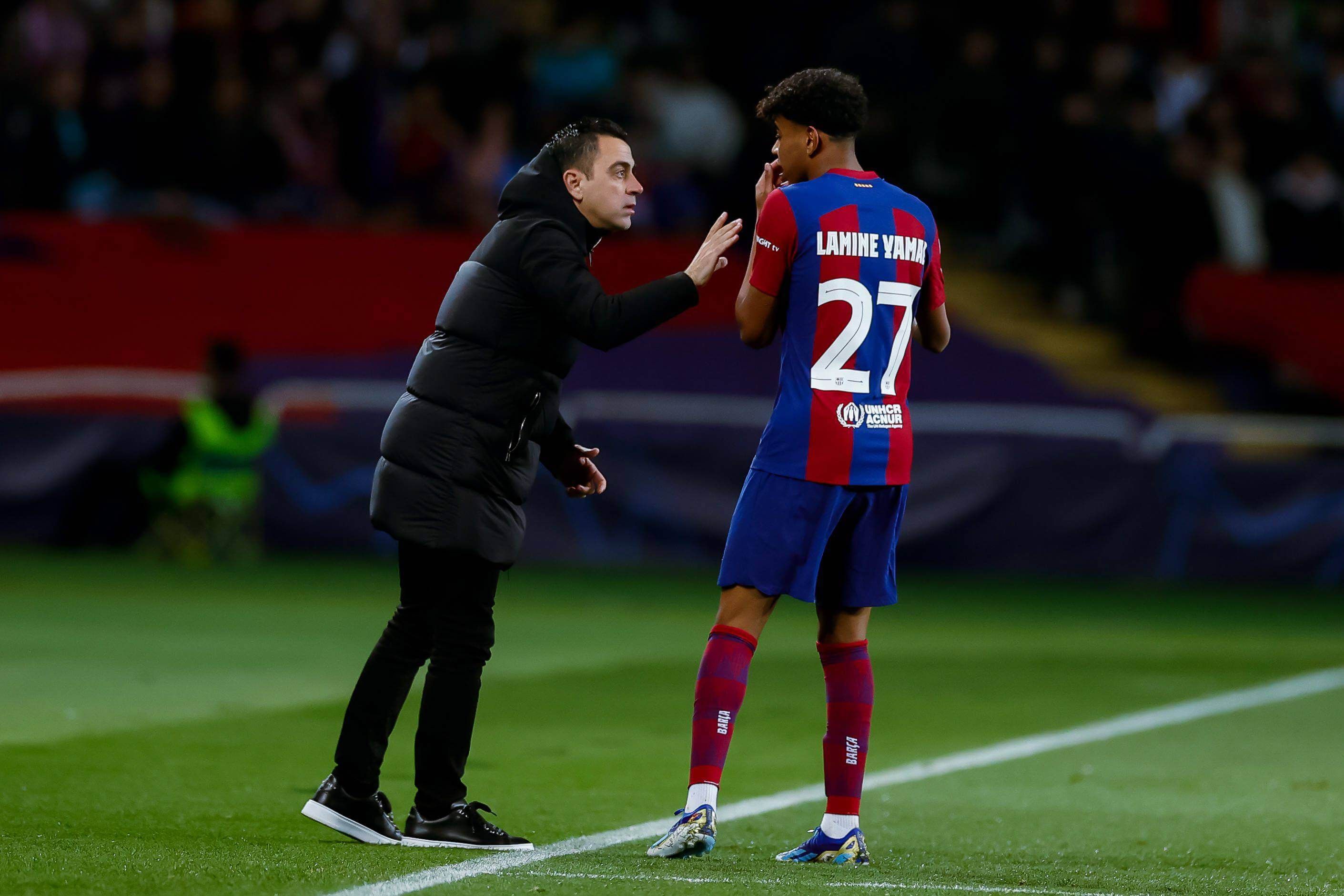 Xavi Hernández da indicaciones a Lamine Yamal en el Barcelona-Nápoles.