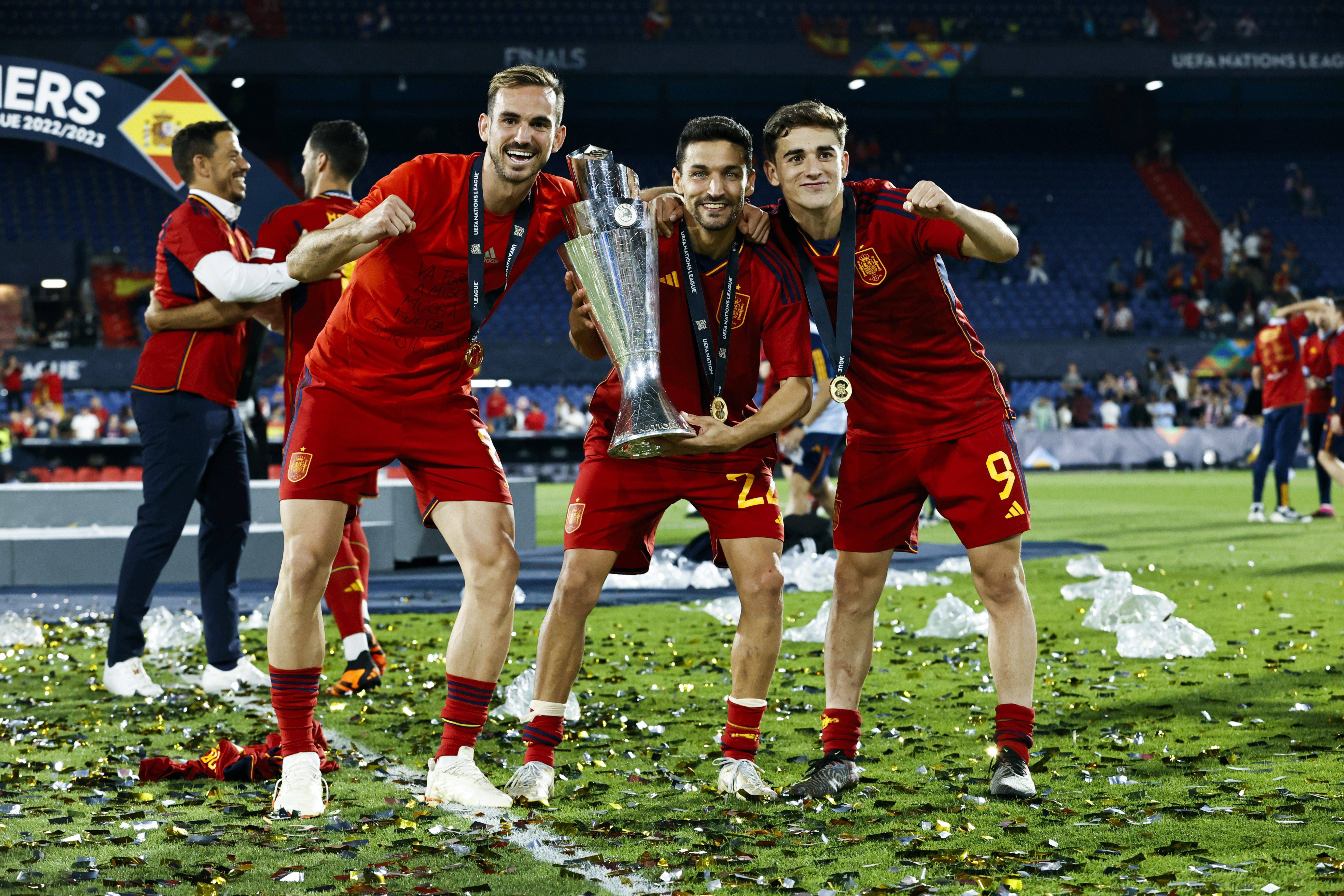  Fabián, Jesús Navas y Gavi celebran la Nations League ganada con España.