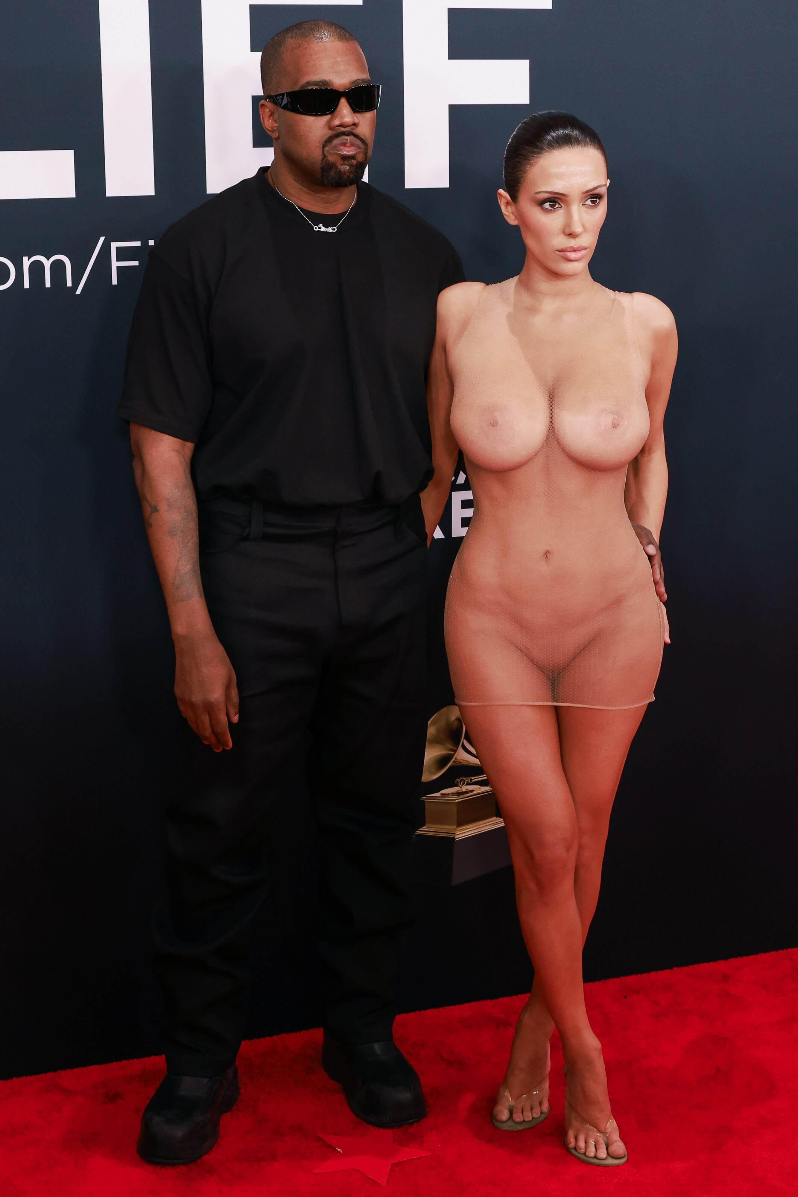  Kanye West y Bianca Censori en la alfombra roja de los premios Grammy (Cordon Press)