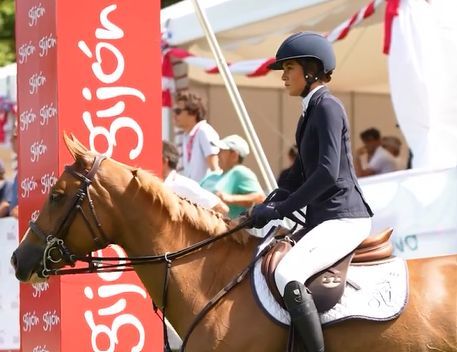 Sira a lomo de uno de sus caballos (@siramartinezc)