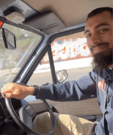  Borja Iglesias conduciendo un coche antiguo en Galicia