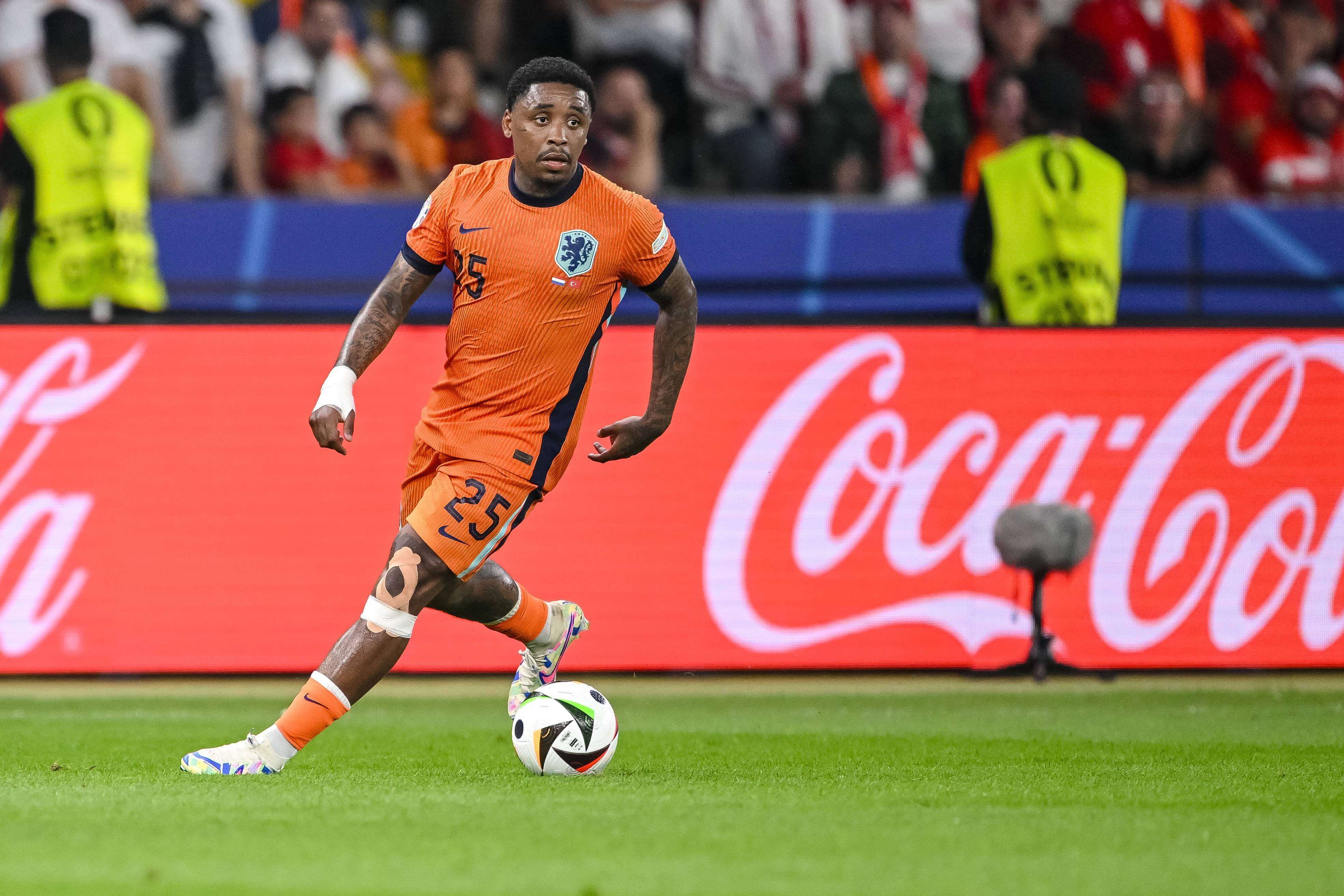  Steven Bergwijn, en un partido con los Países Bajos en la Eurocopa.