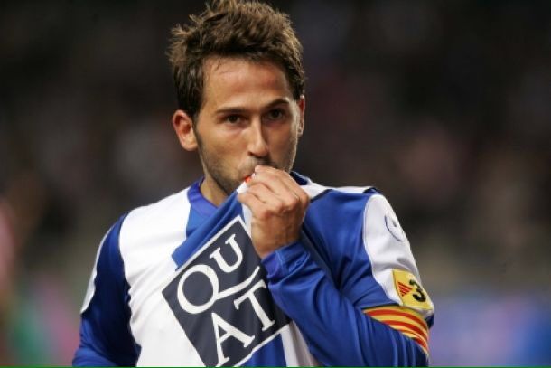  Tamudo celebrando un gol con la camiseta del Espanyol.