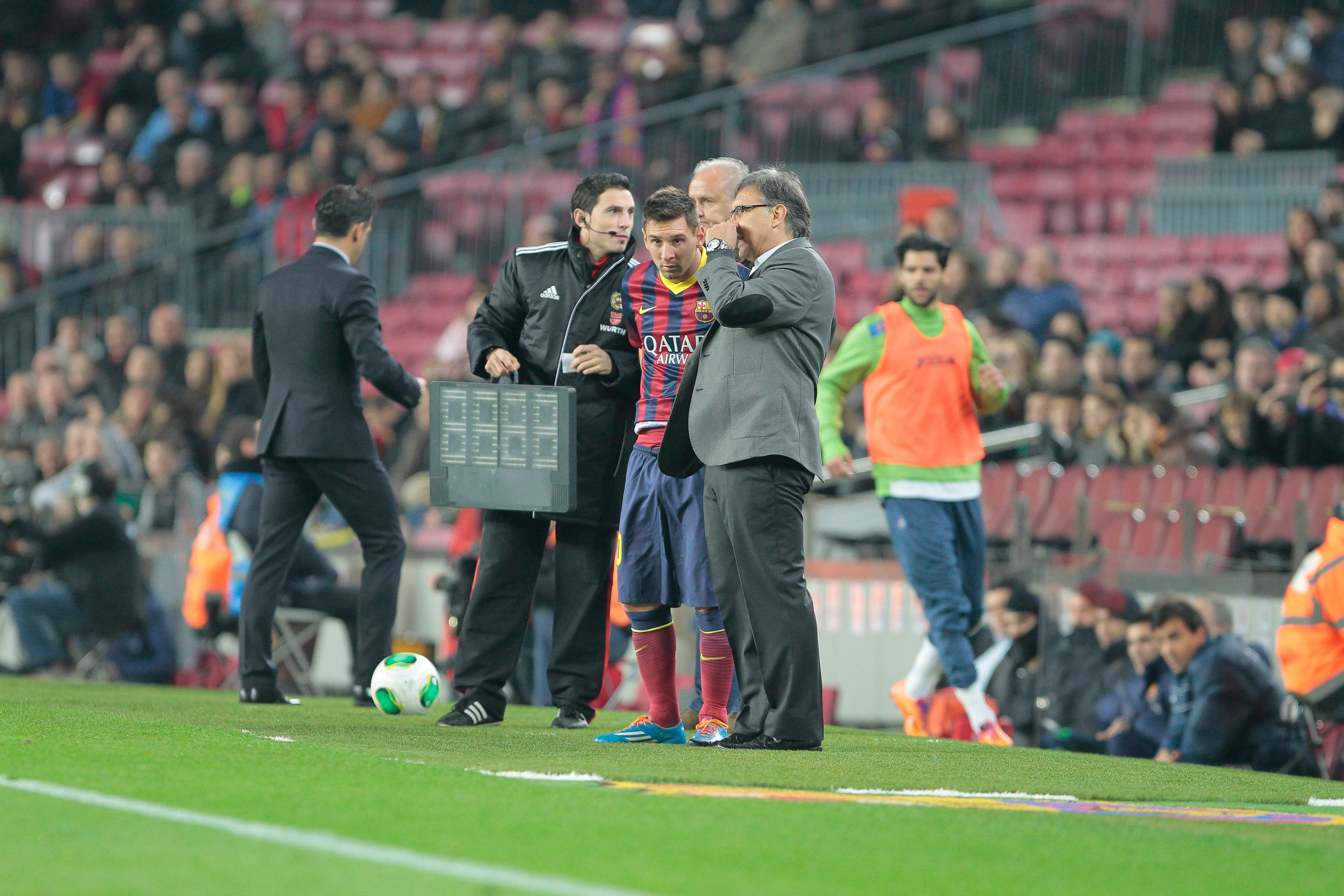 Tata Martino le da instrucciones a Leo Messi para su reaparición tras la lesión en el partido entre FC Barcelona y Getafe.