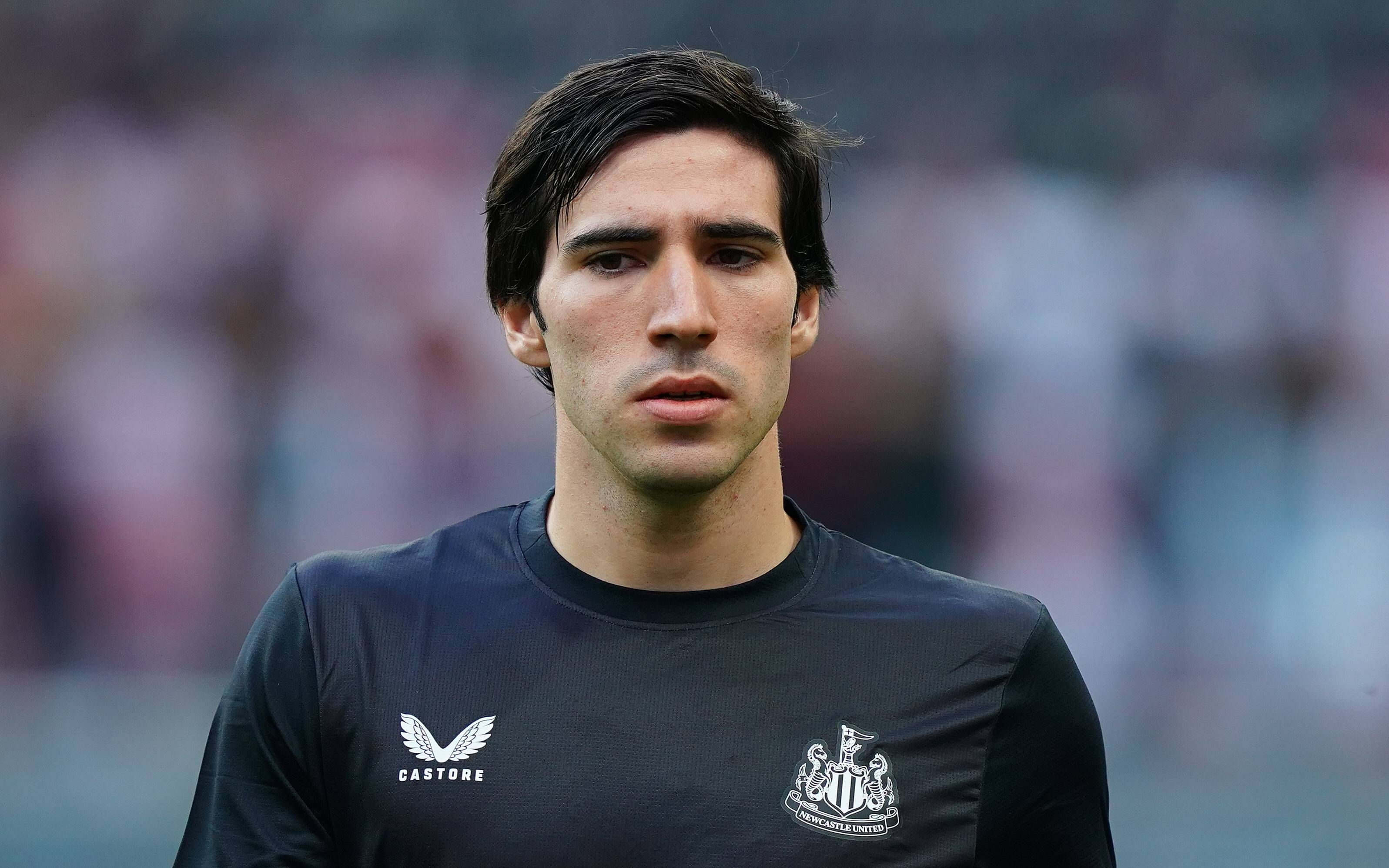  Tonali, en un calentamiento con el Newcastle.
