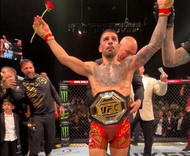  Topuria mantiene su cinturón de campeón.