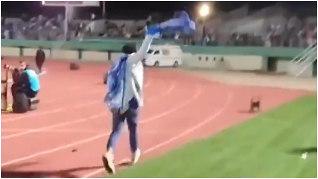  Una aficionada consiguió la camiseta de un jugador de Irán.