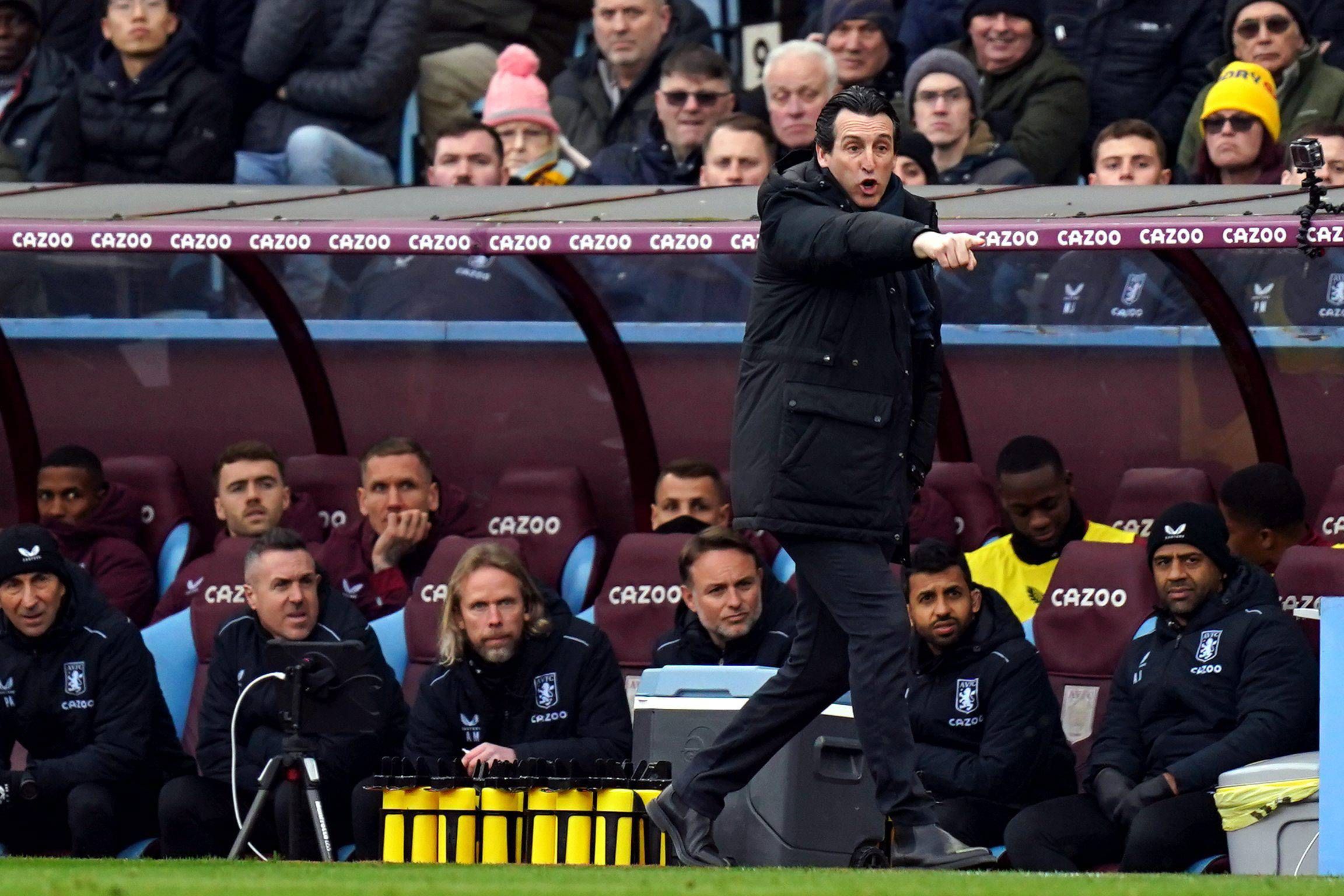  Unai Emery da instrucciones desde el banquillo del Villa Park.