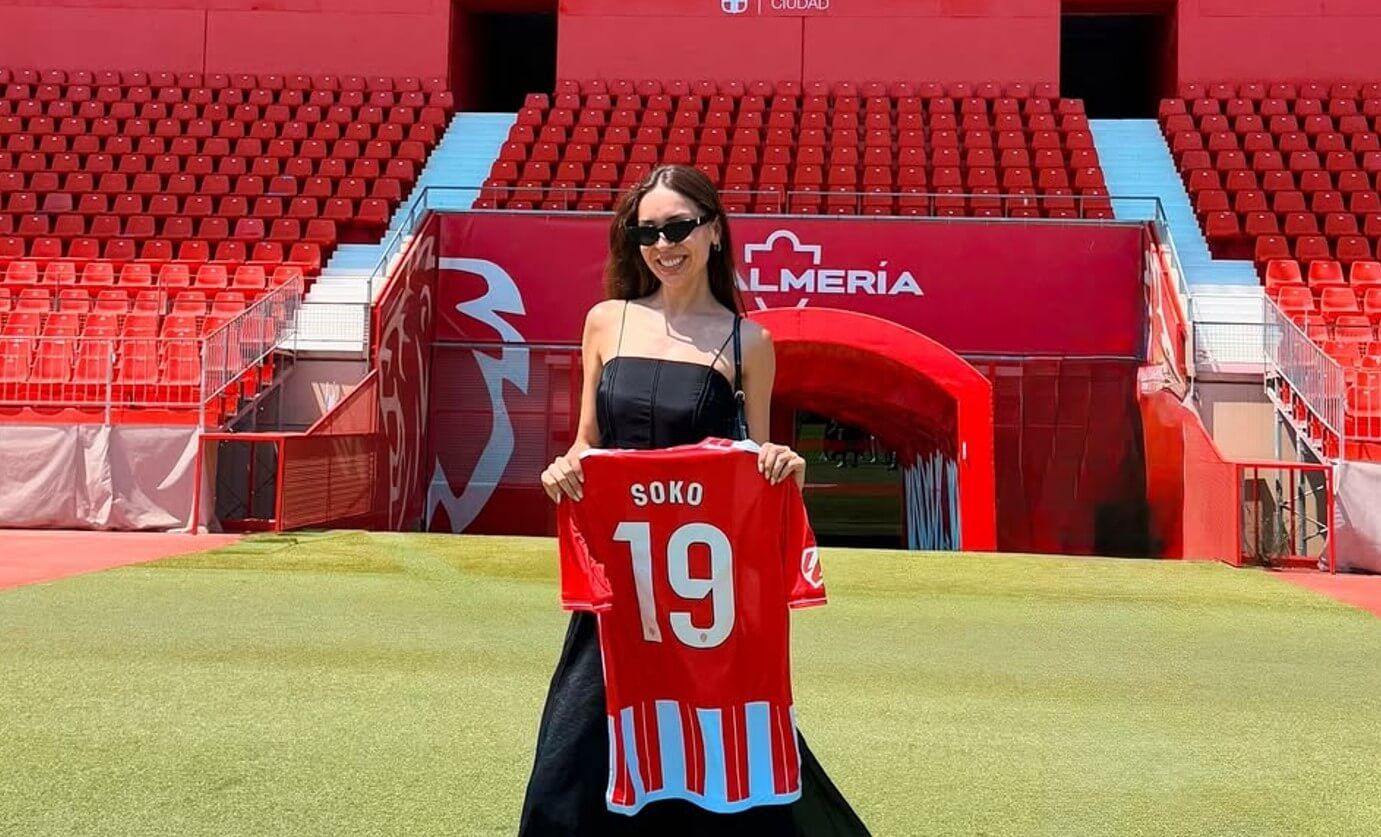 Vanessa Crippa posa con la camiseta del Almería.