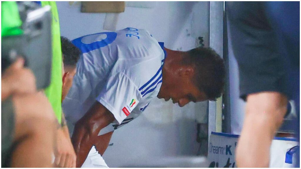  Raphaël Varane, sustituído en su primer partido con el Como (Cordon Press)