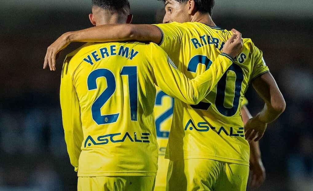  Los jugadores del Villarreal celebran un gol al Poblense.