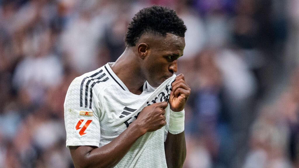  Vinicius besándose el escudo del Madrid (Cordon Press)