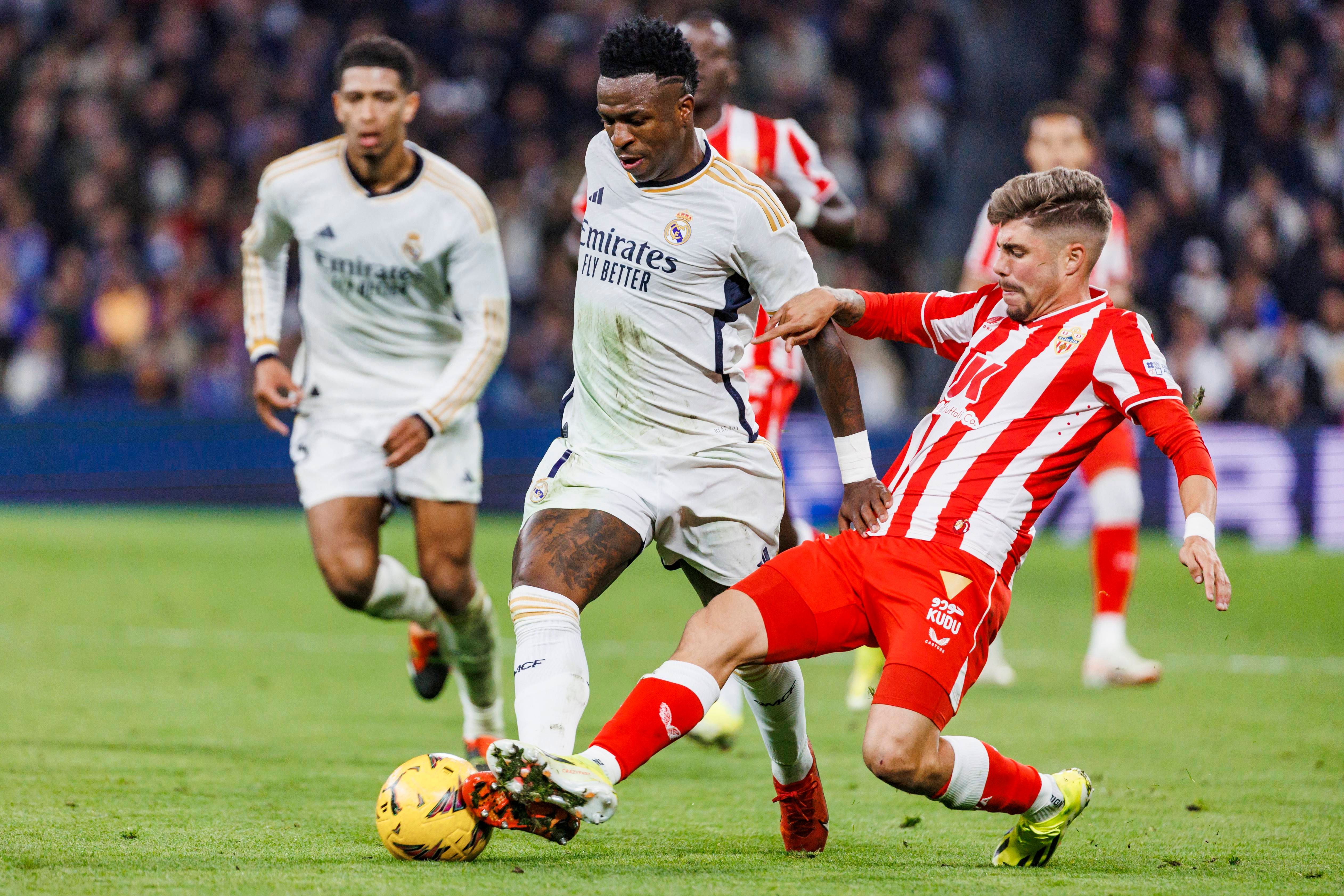  Vinicius y Pozo pugnan por un balón en el Real Madrid - Almería (Cordon Press)