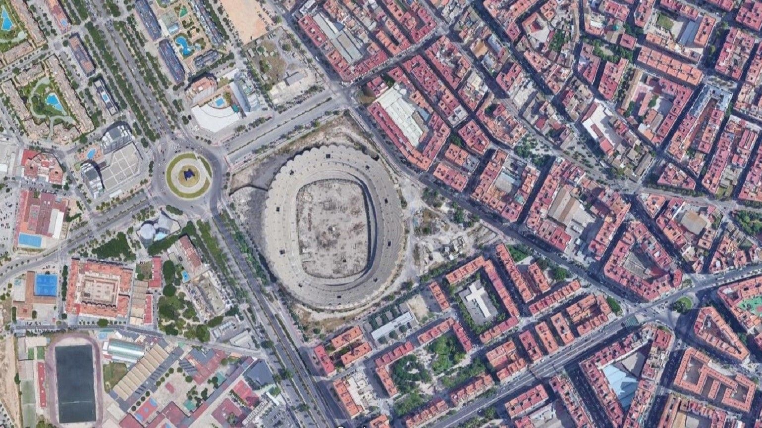  Vista aérea de las obras del Nou Mestalla y el ámbito urbanístico de Benicalap. La zona comercial, arriba a la derecha