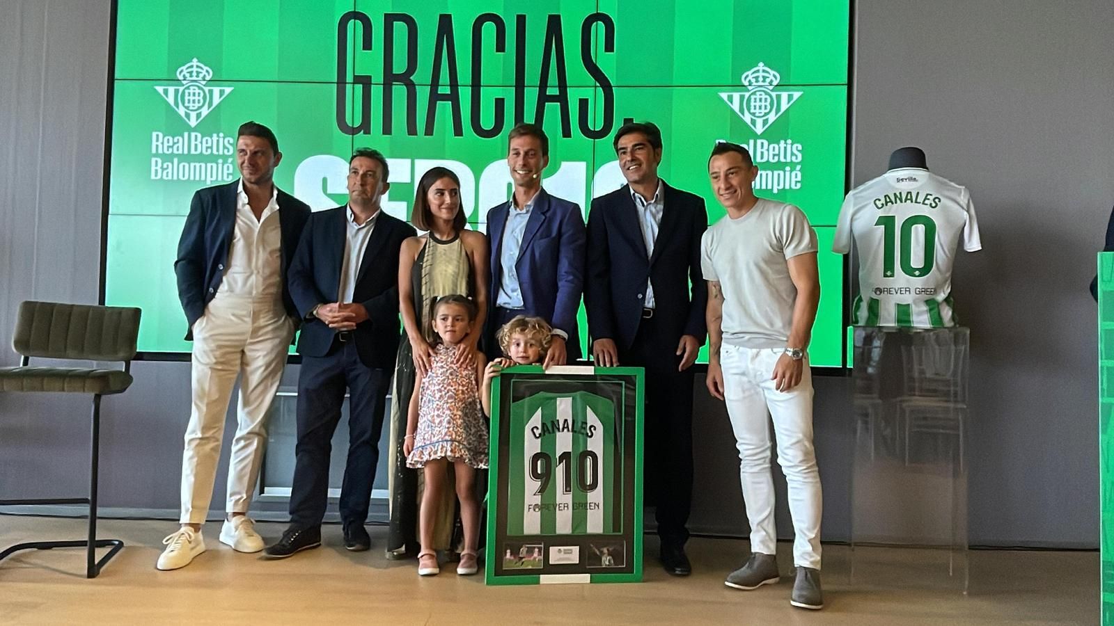 Joaquín, Haro, Guardado y la familia de Sergio Canales junto al '10'.