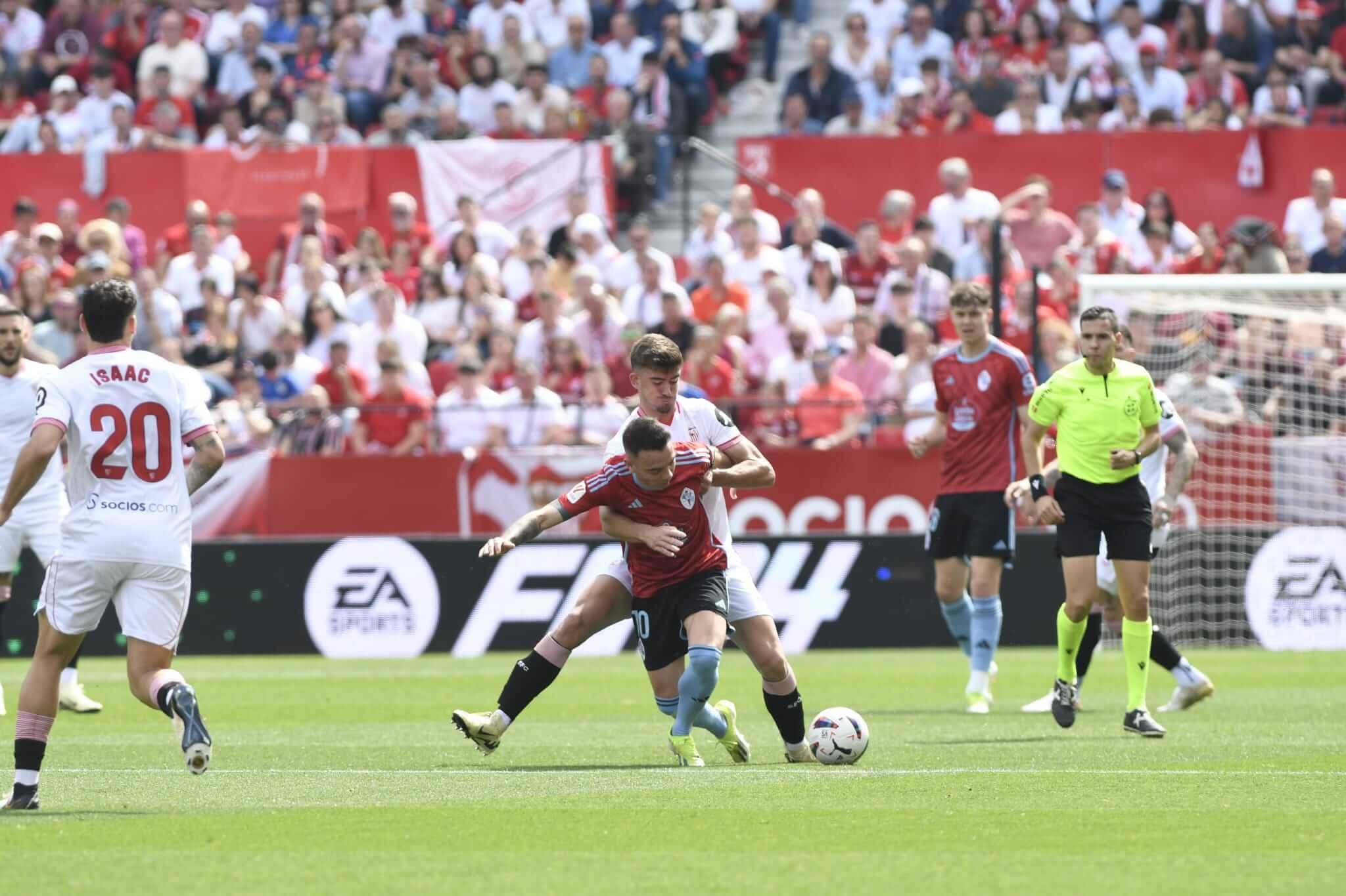 Agarrón a Iago Aspas.