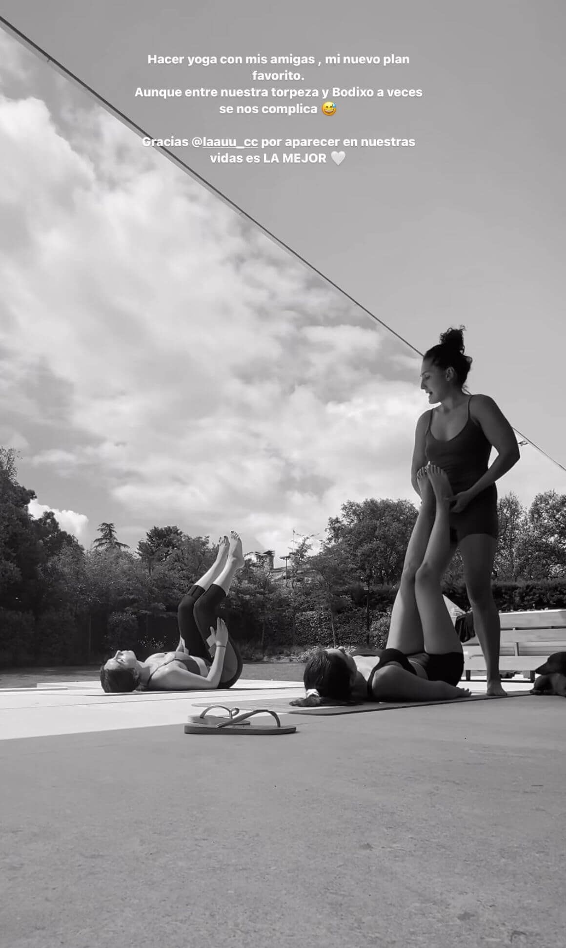 Sandra Garal haciendo yoga con su amiga (Instagram: @ssandragaral)